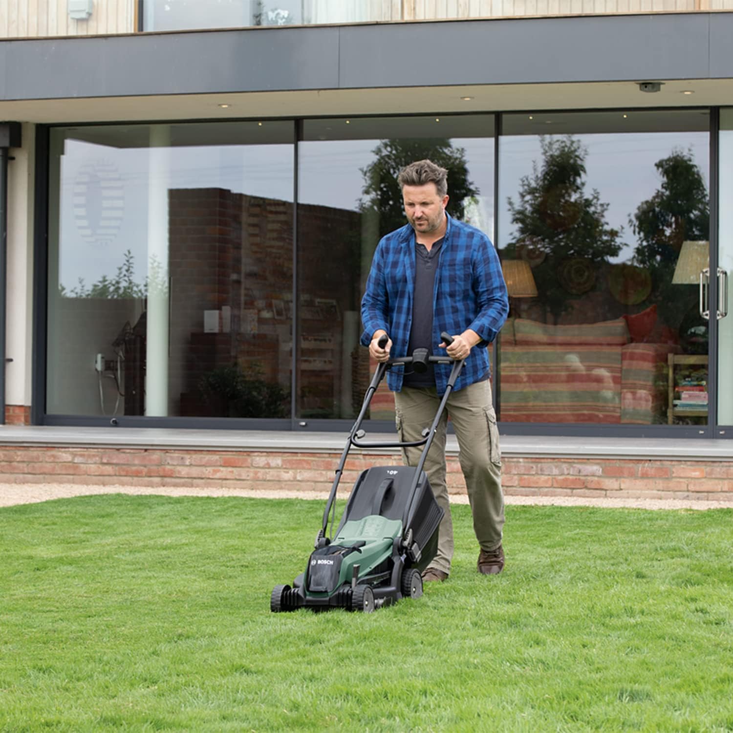Bosch Akku Rasenmäher EasyRotak 36-550 (36 Volt, 1 Akku 4,0 Ah, Schnittbreite: 37 cm, Rasenflächen bis 550 m2, im Karton)