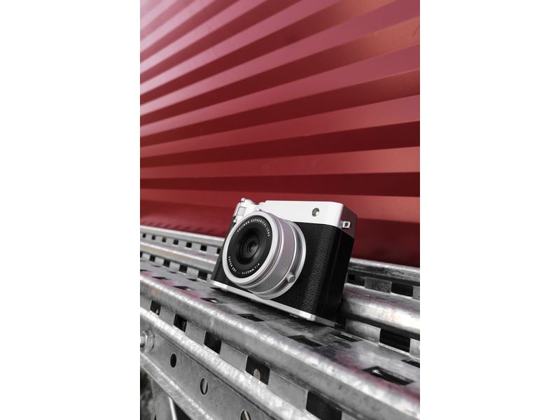 Fujifilm Fotokamera GFX 100RF Silber GFX-Kamera mit fest verbautem Objektiv und bringt die Mittelformat-Bildqualität in ein ultrakompaktes Design