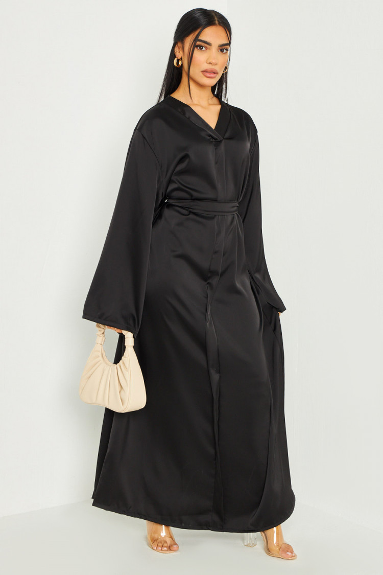 Robe longue satinée ceinturée noire