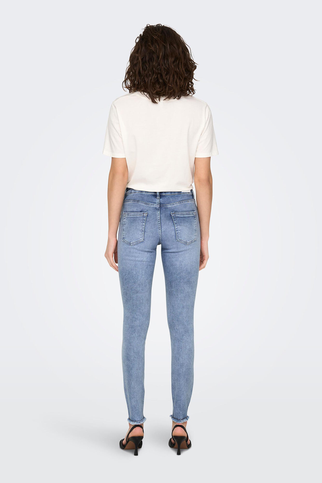 Calça jeans skinny de cintura média