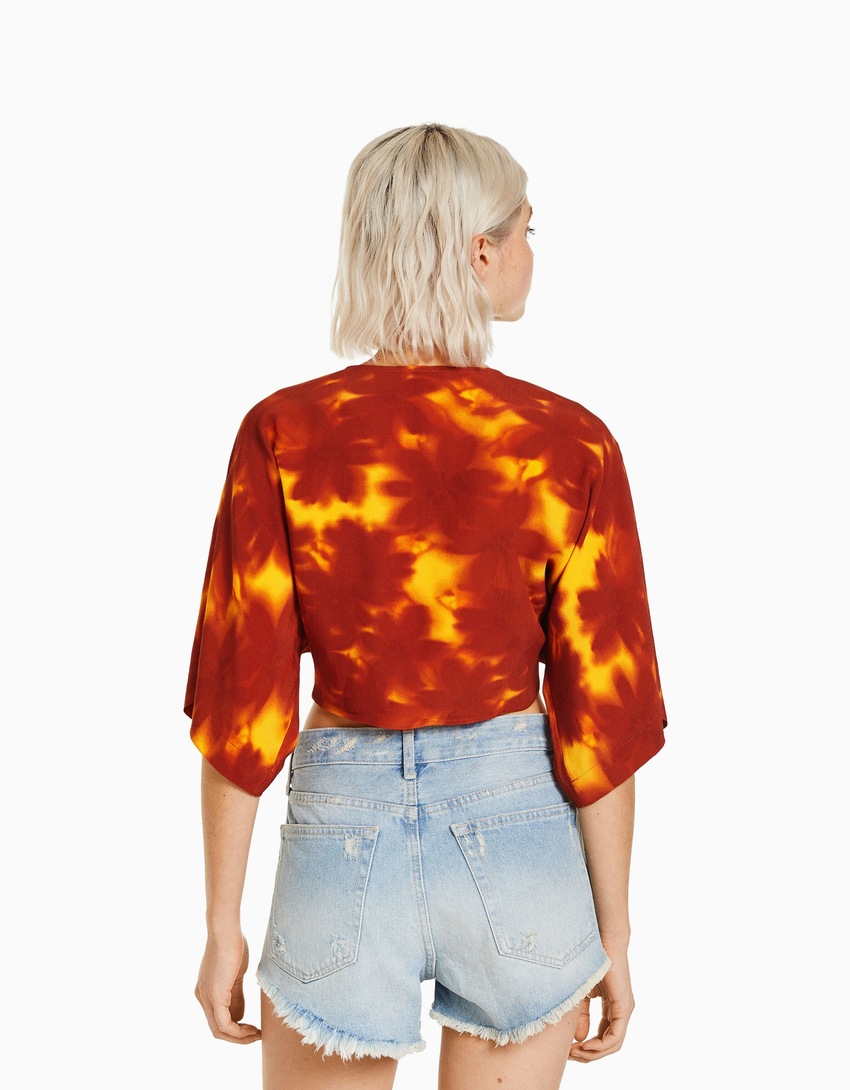 Camisa rústica com efeito quimono e nó.
