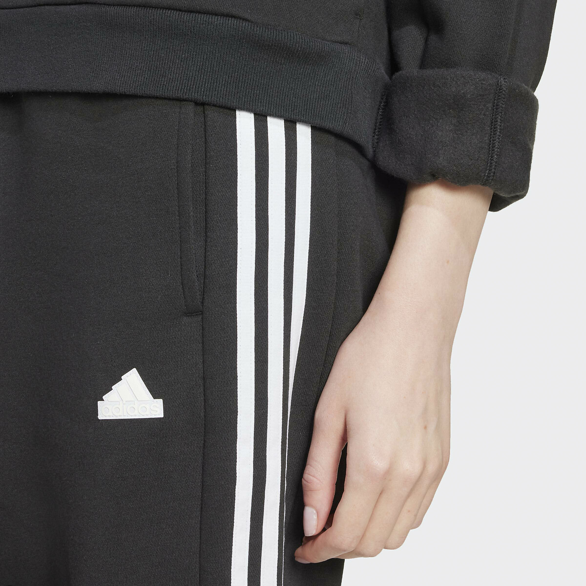 ADIDAS ROUPAS ESPORTIVAS<br>Moletom TIRO CUT com 3 listras