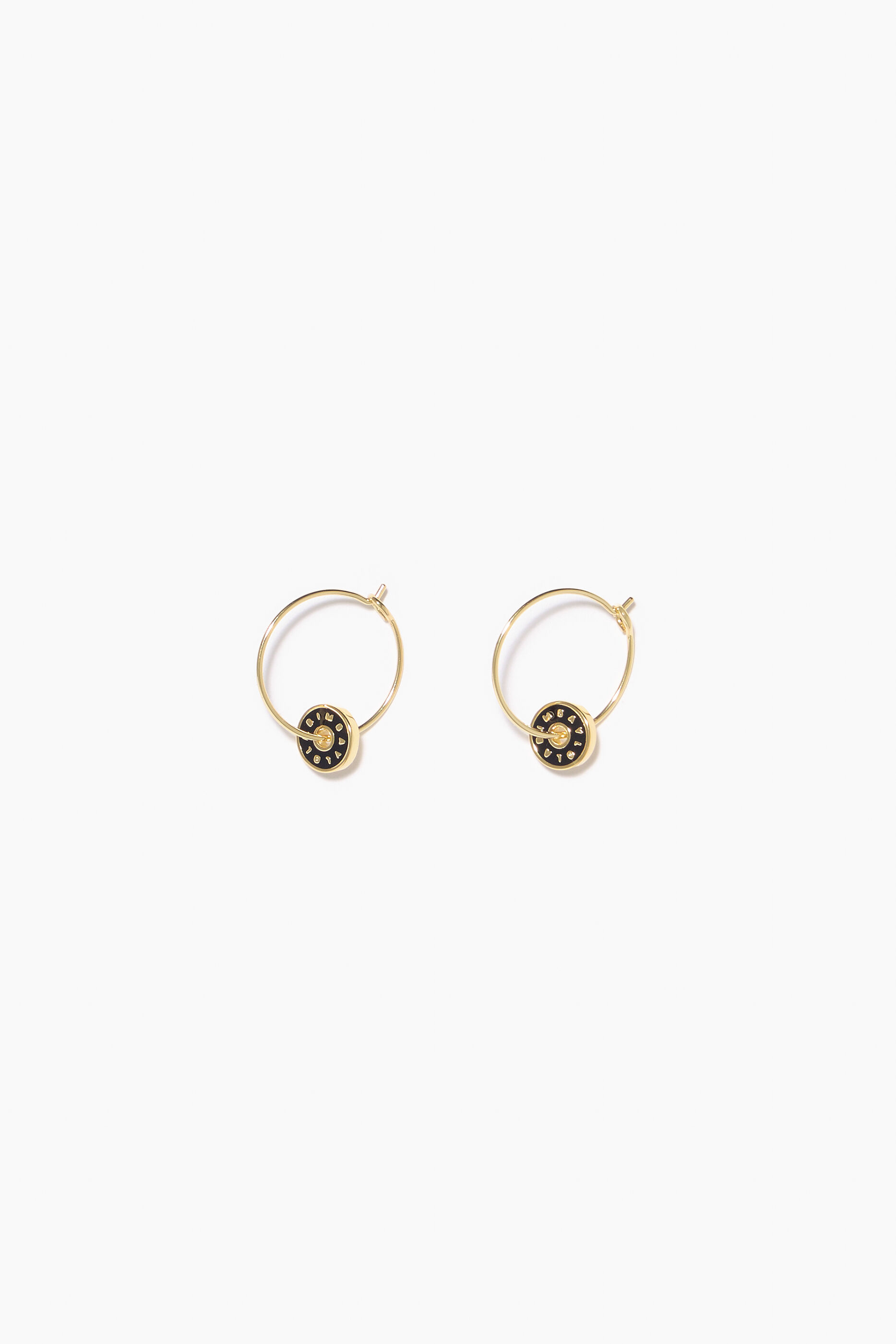 Brincos de argola com logotipo em esmalte preto
