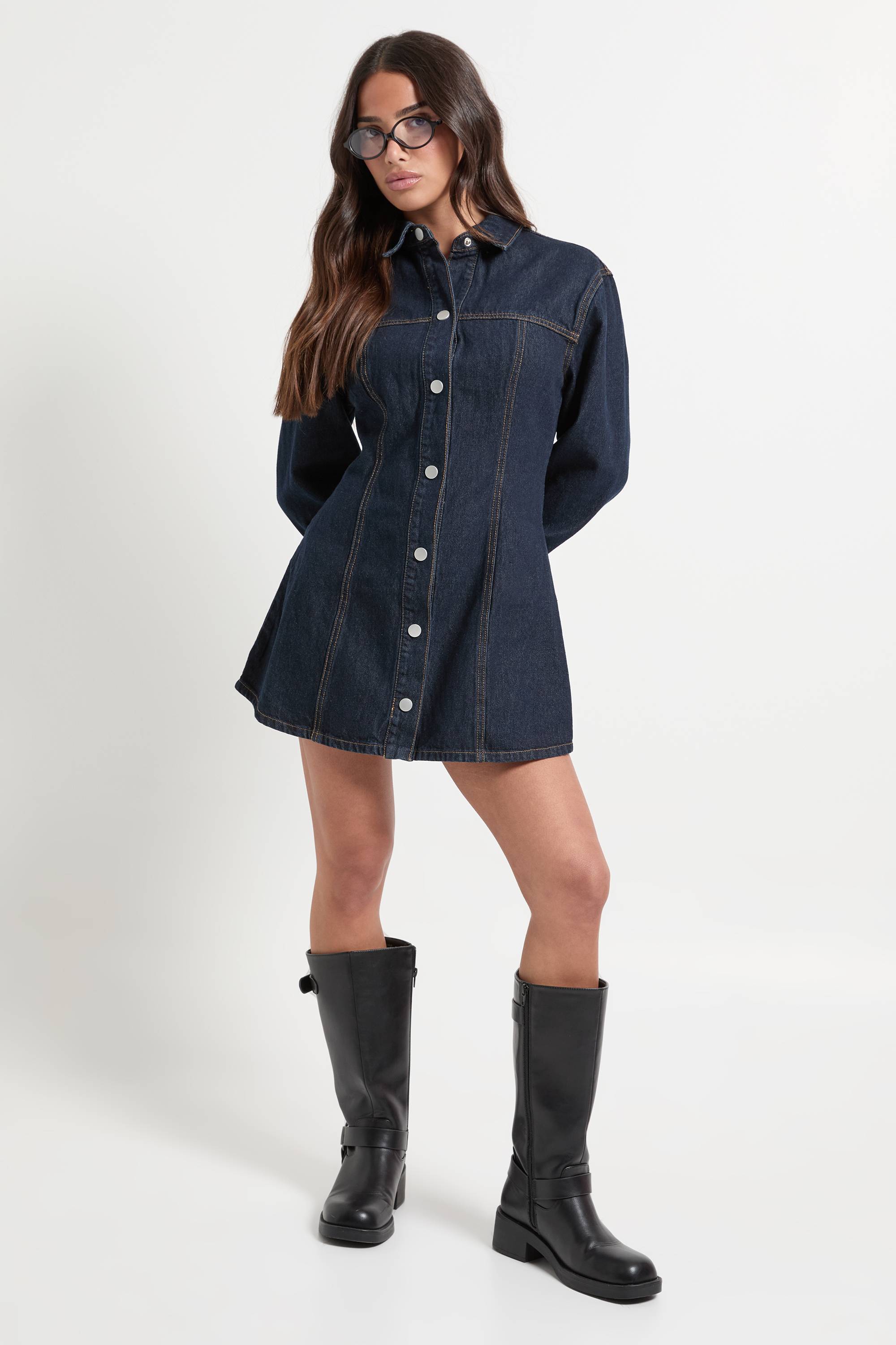 boohoo Petite robe en denim à manches longues avec taille cintrée