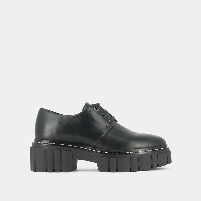 Derbies à semelles crantées et sûrpiqures  en cuir gras noir
