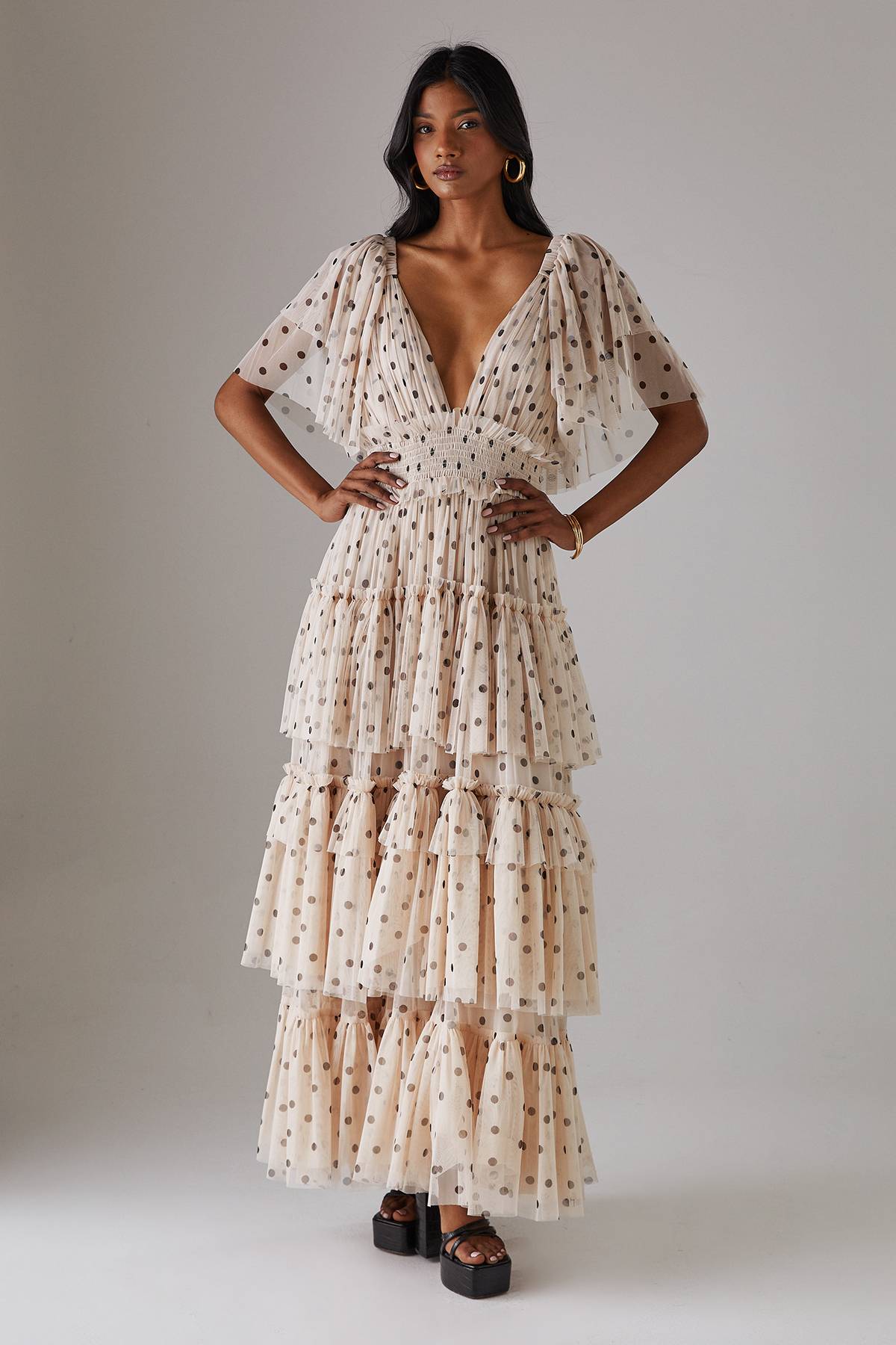 Warehouse Robe Longue Étagée en Tulle à Pois avec Décolleté Plongeant et Manches Volantées