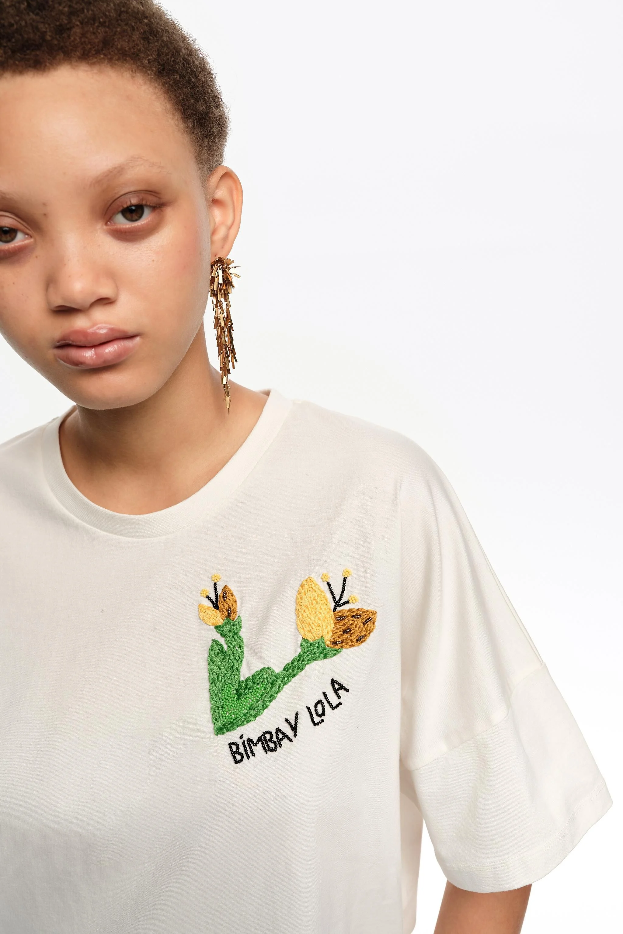 Camiseta marfim com logotipo bordado à mão