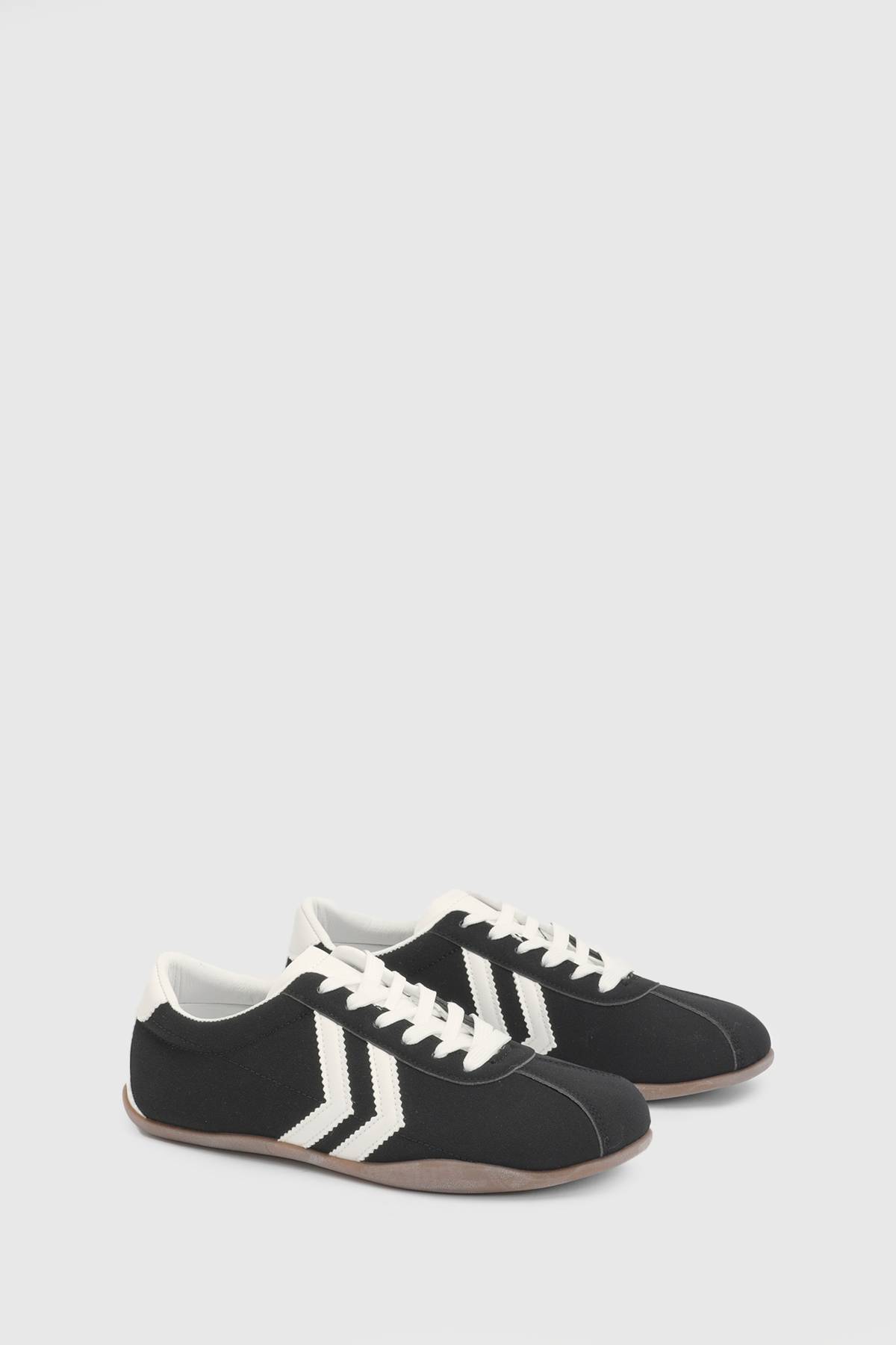Oasis Baskets Riley À Lacets En Synthétique Avec Détails Contrastés