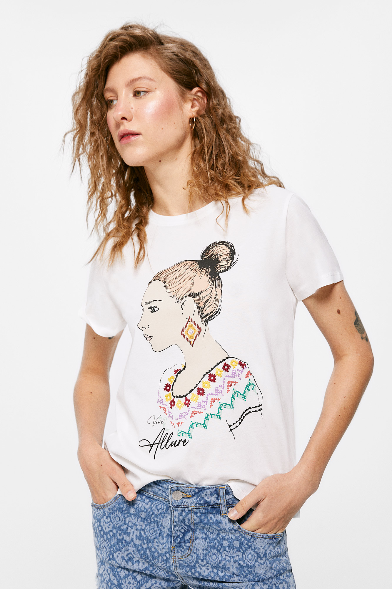 Garota da camiseta estampada