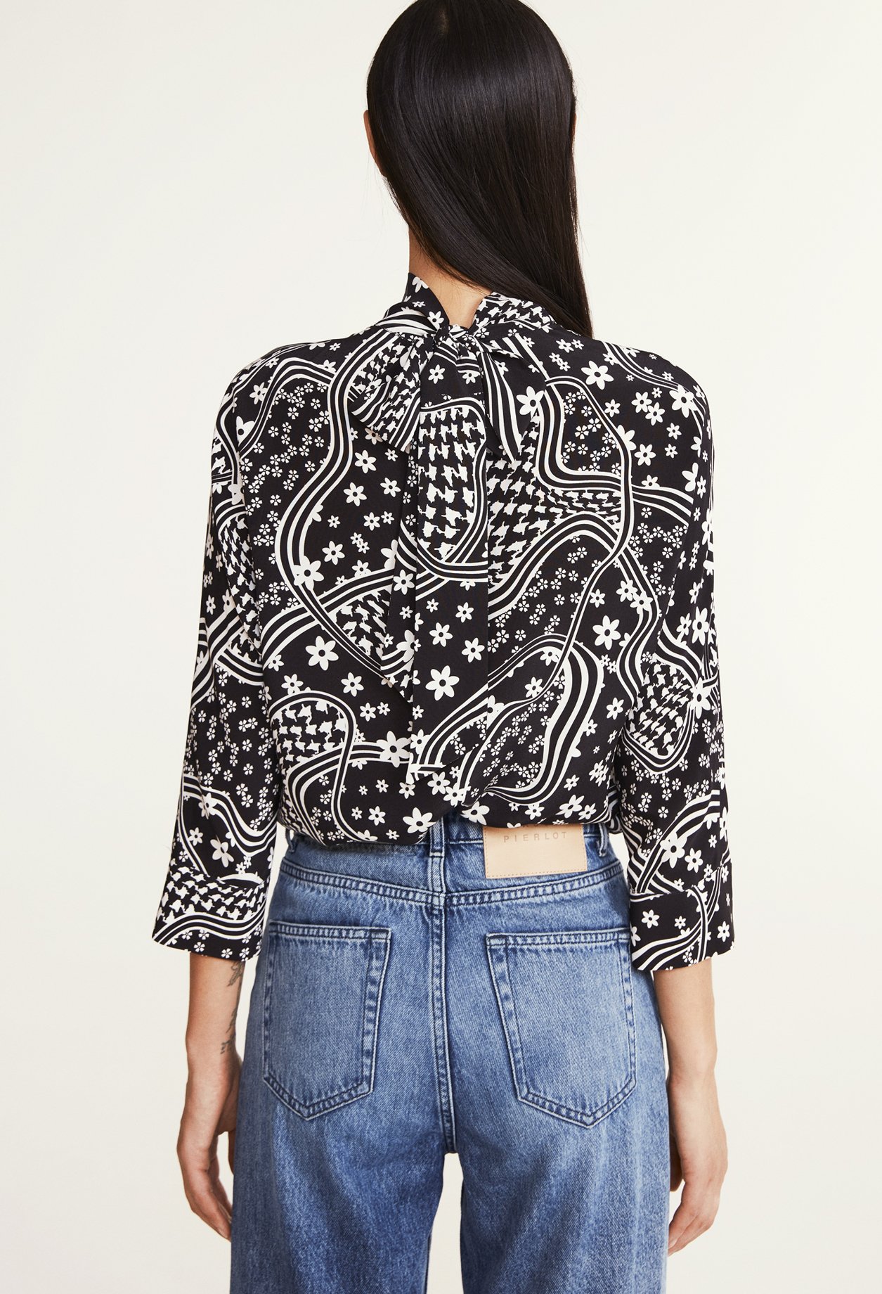 Blouse &agrave; col montant