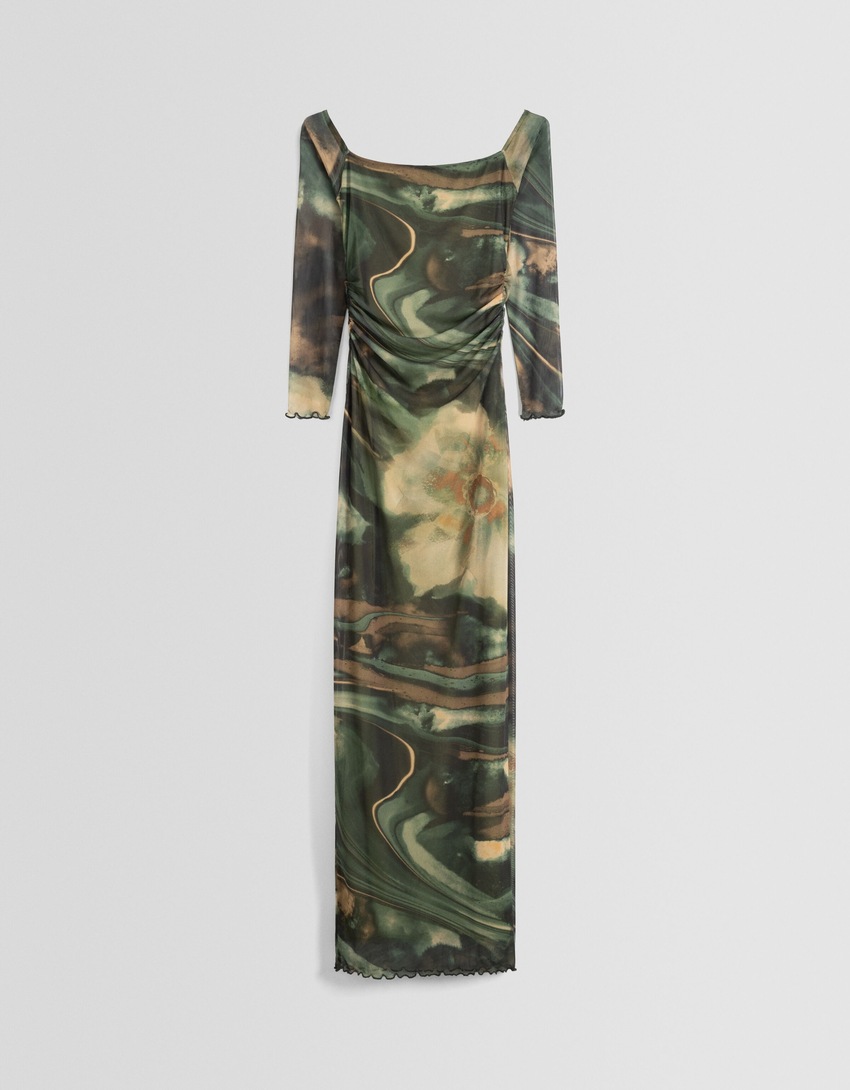 Vestido longo com estampa tie-dye e mangas compridas.