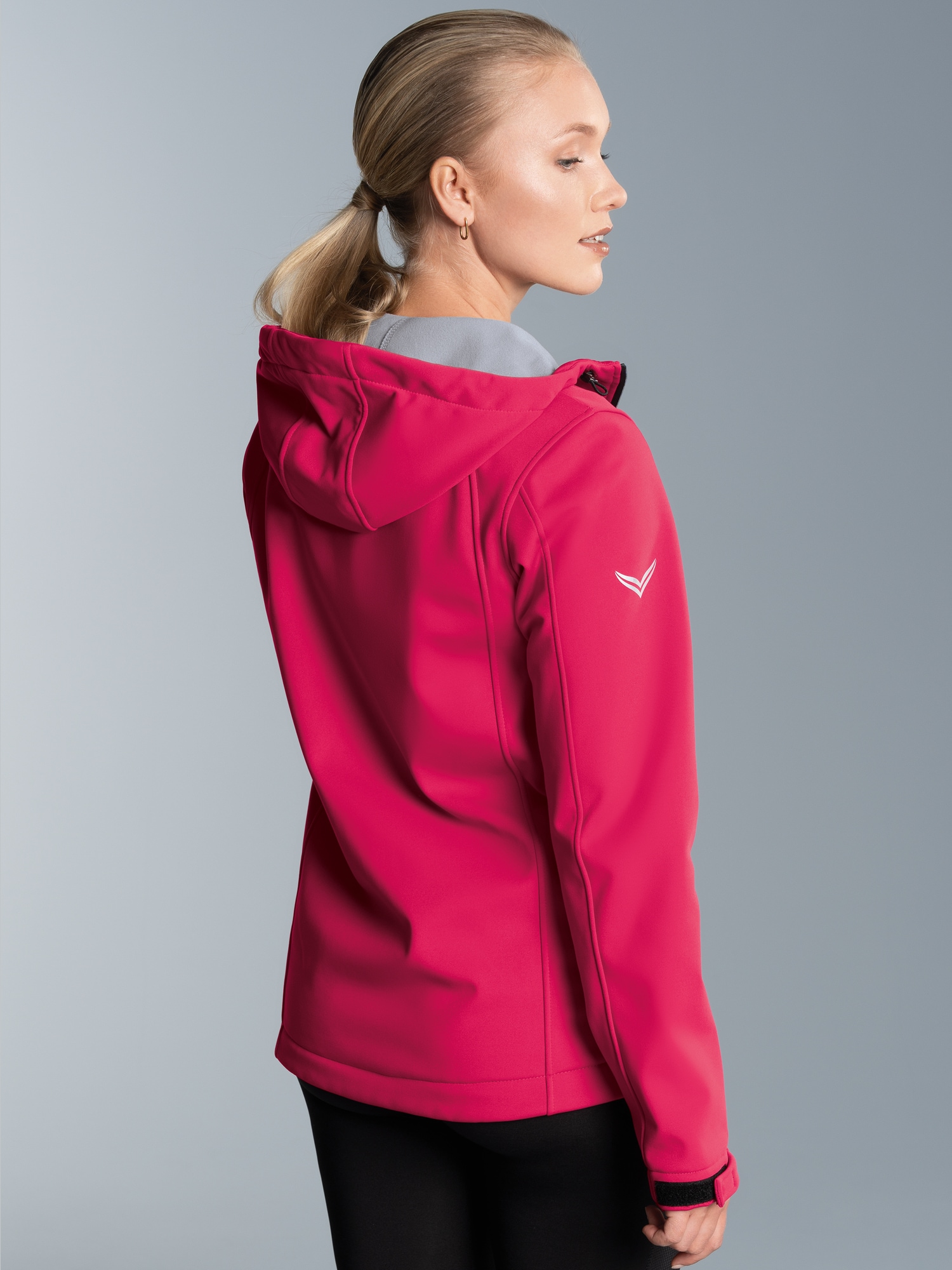 Taillierte Softshell–Kapuzenjacke Koralle