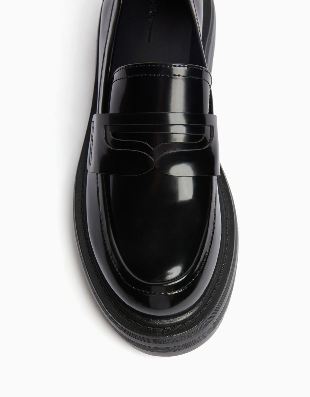 Mocassins com tira de metal e solado tratorado.