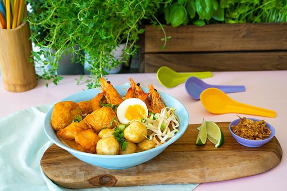 Laksa noedelsoep met garnalen, visballetjes en tofublokjes