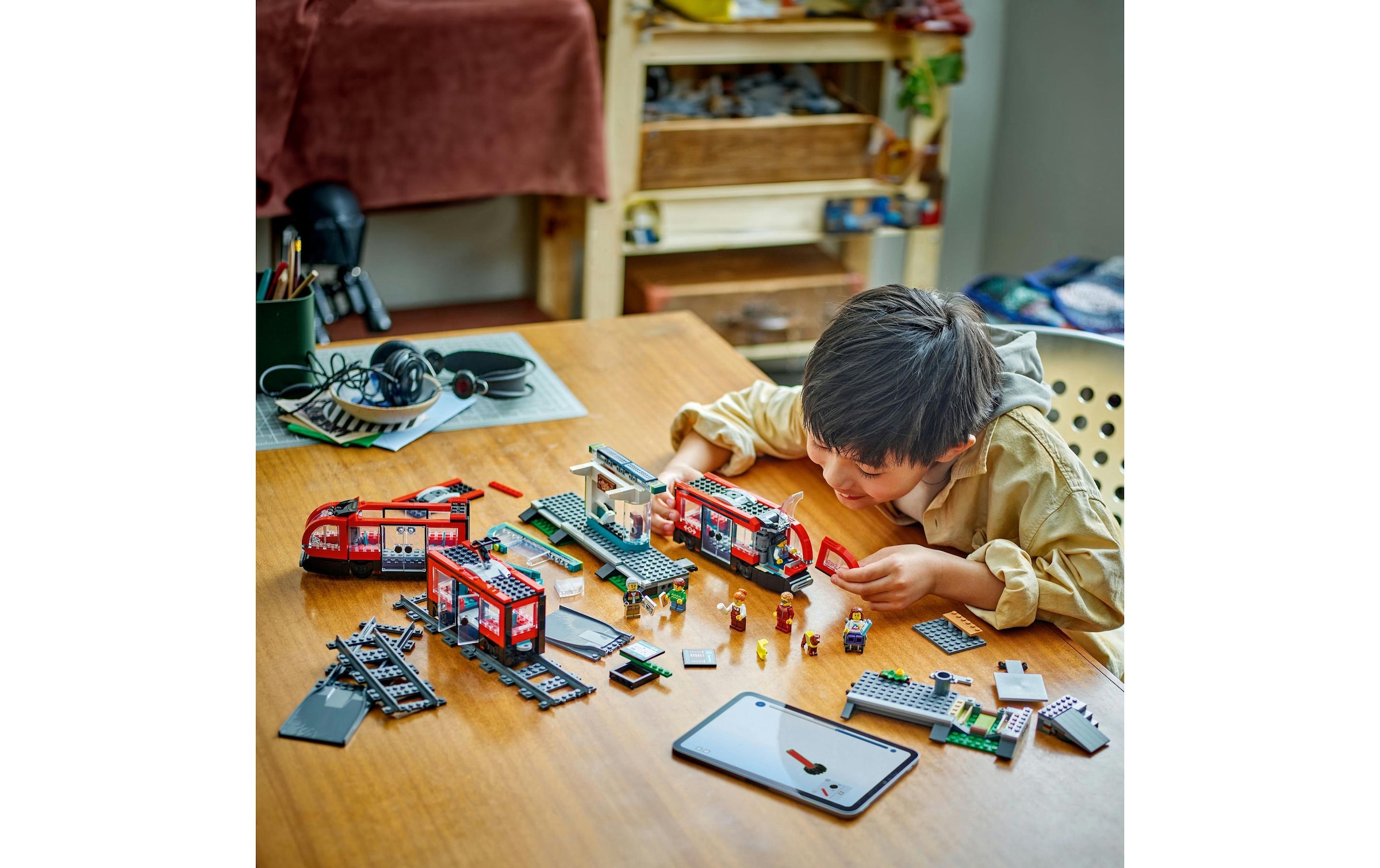 LEGO® Konstruktionsspielsteine »City Strassenbahn mit Haltestelle 60423«