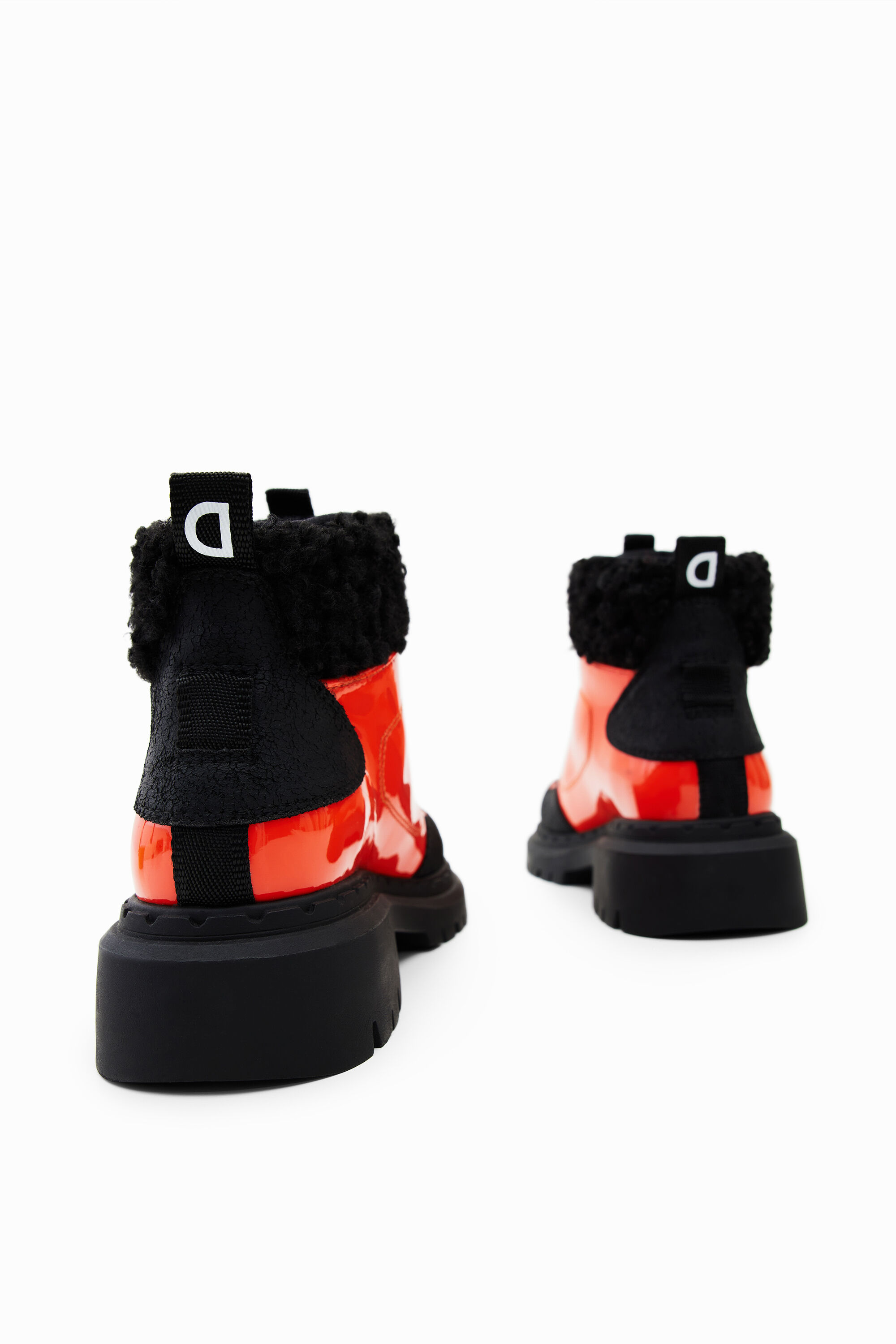Bota trekking cordones