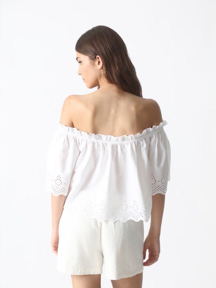 Blusa de manga curta com bordado suíço - Branca