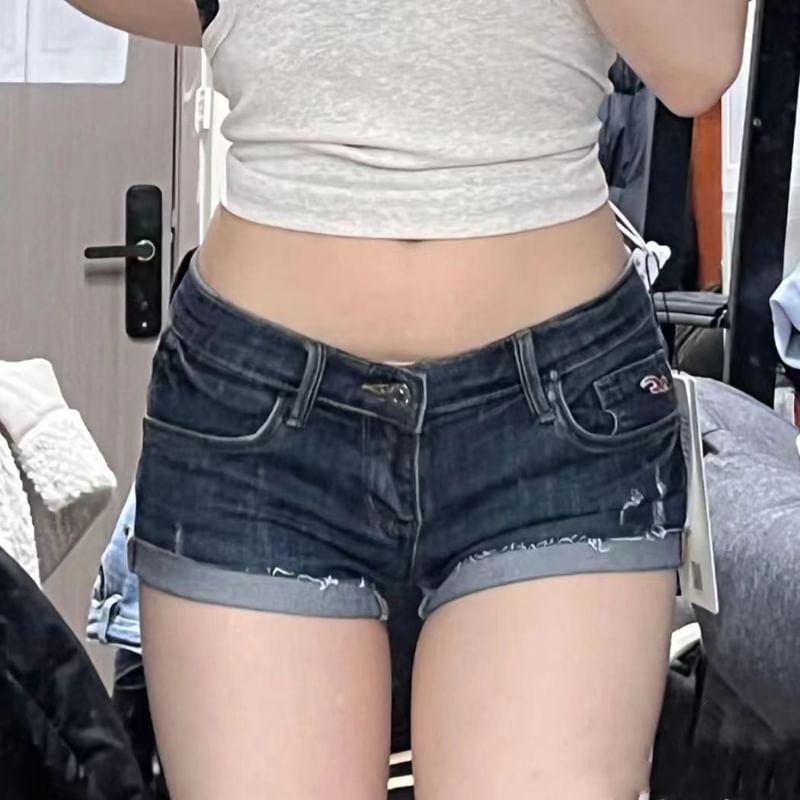 Everose - Lage taille, gewassen, gerafeld denim hotpants