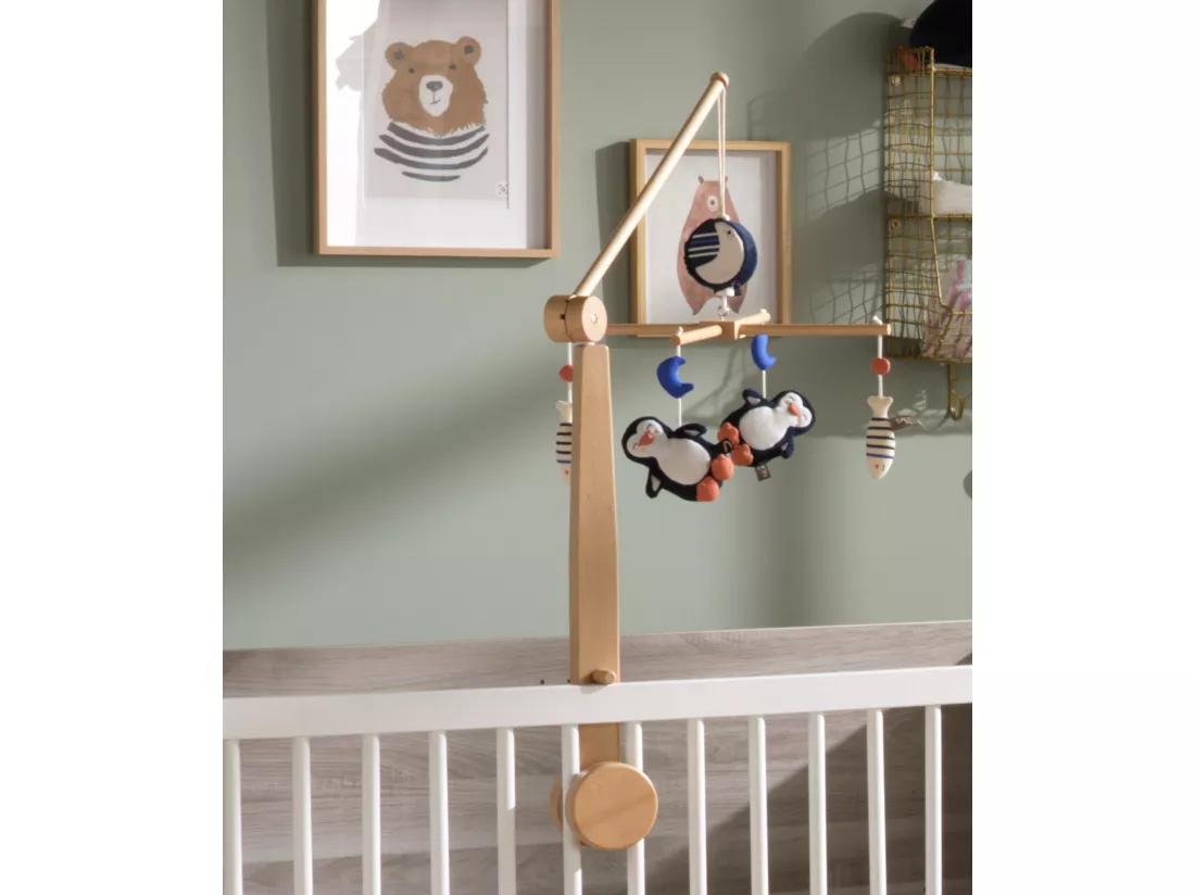 Mobile musical en bois avec jouets pingouin