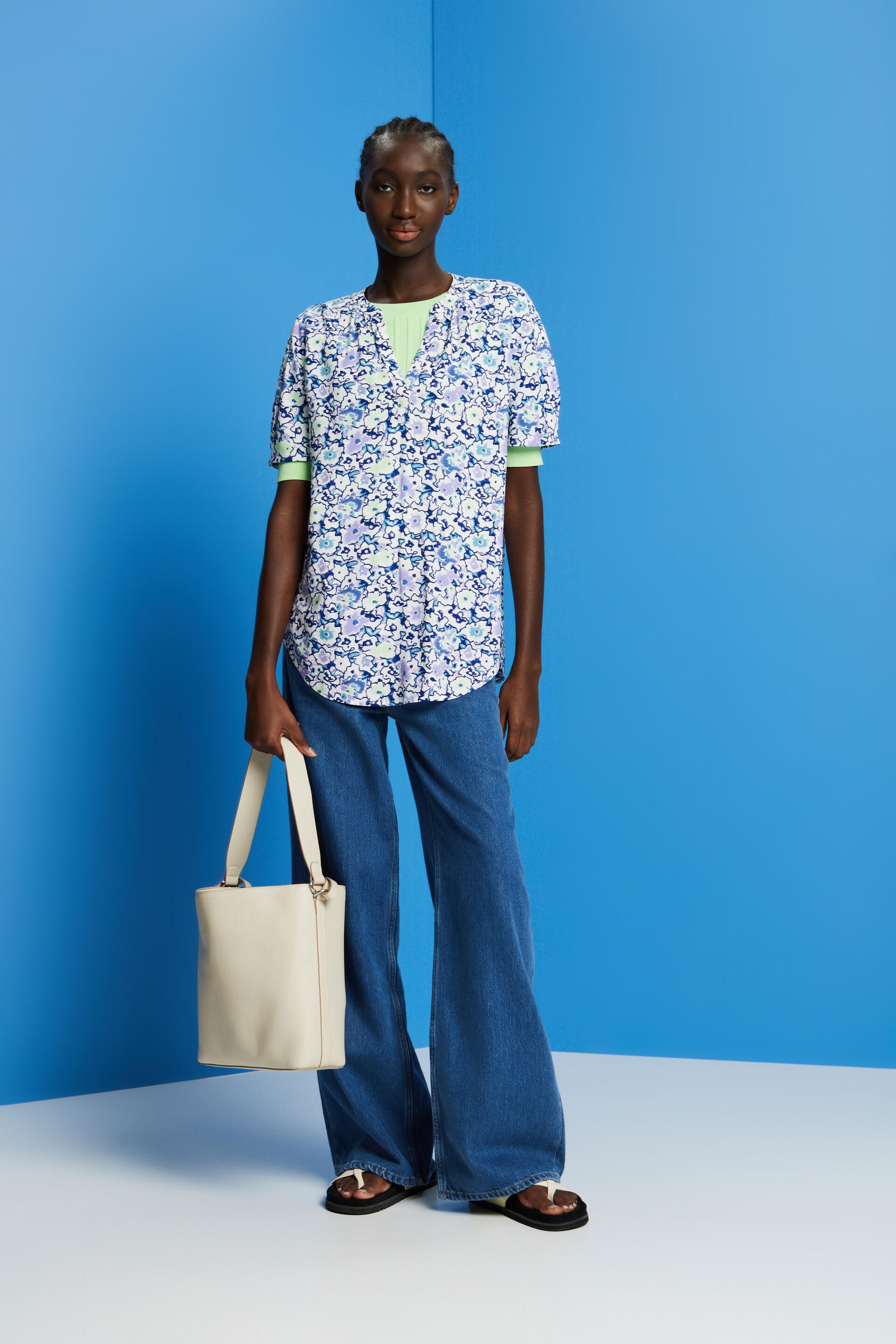Blouse à fleurs et encolure fendue