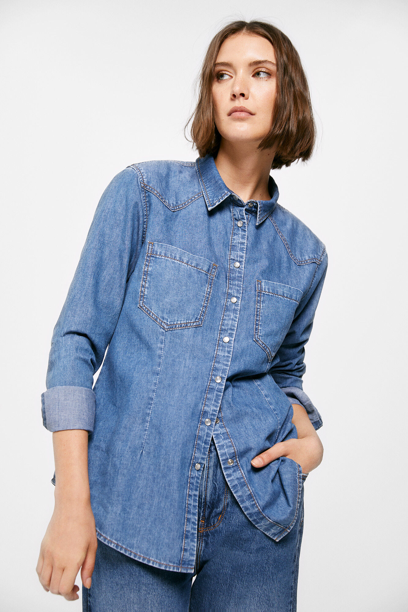 Camisa jeans com bolsos, lavagem sustentável