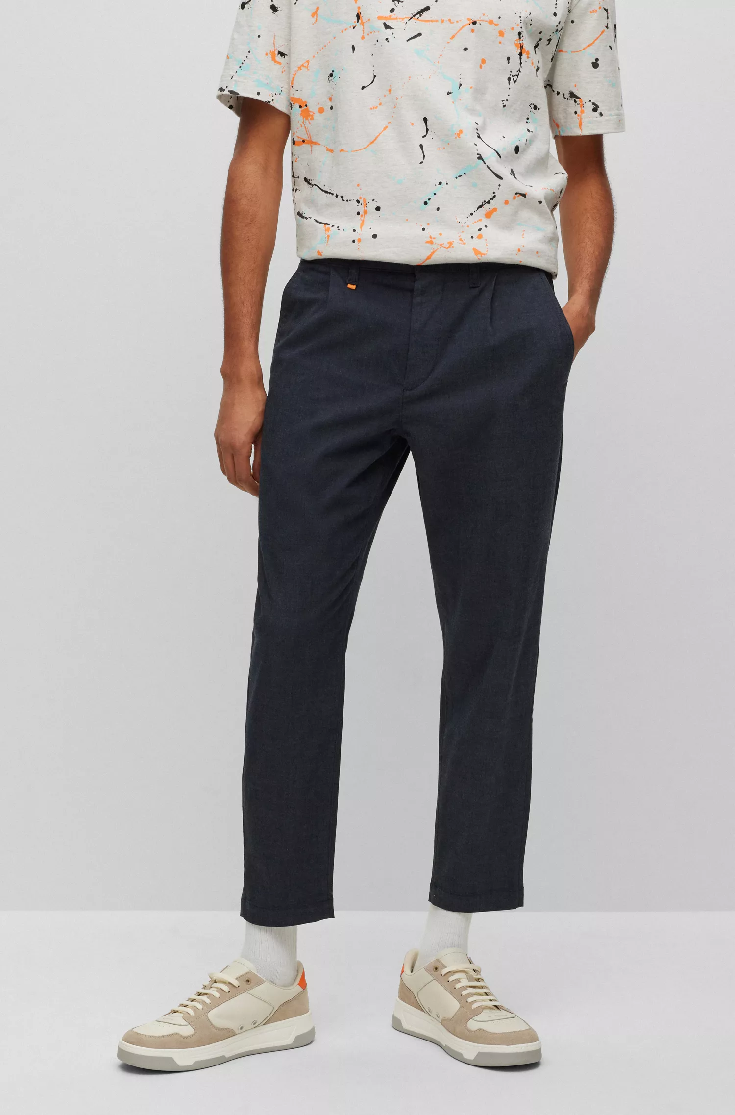 Calça BOSS laranja, corte slim, em tecido mesclado elástico.