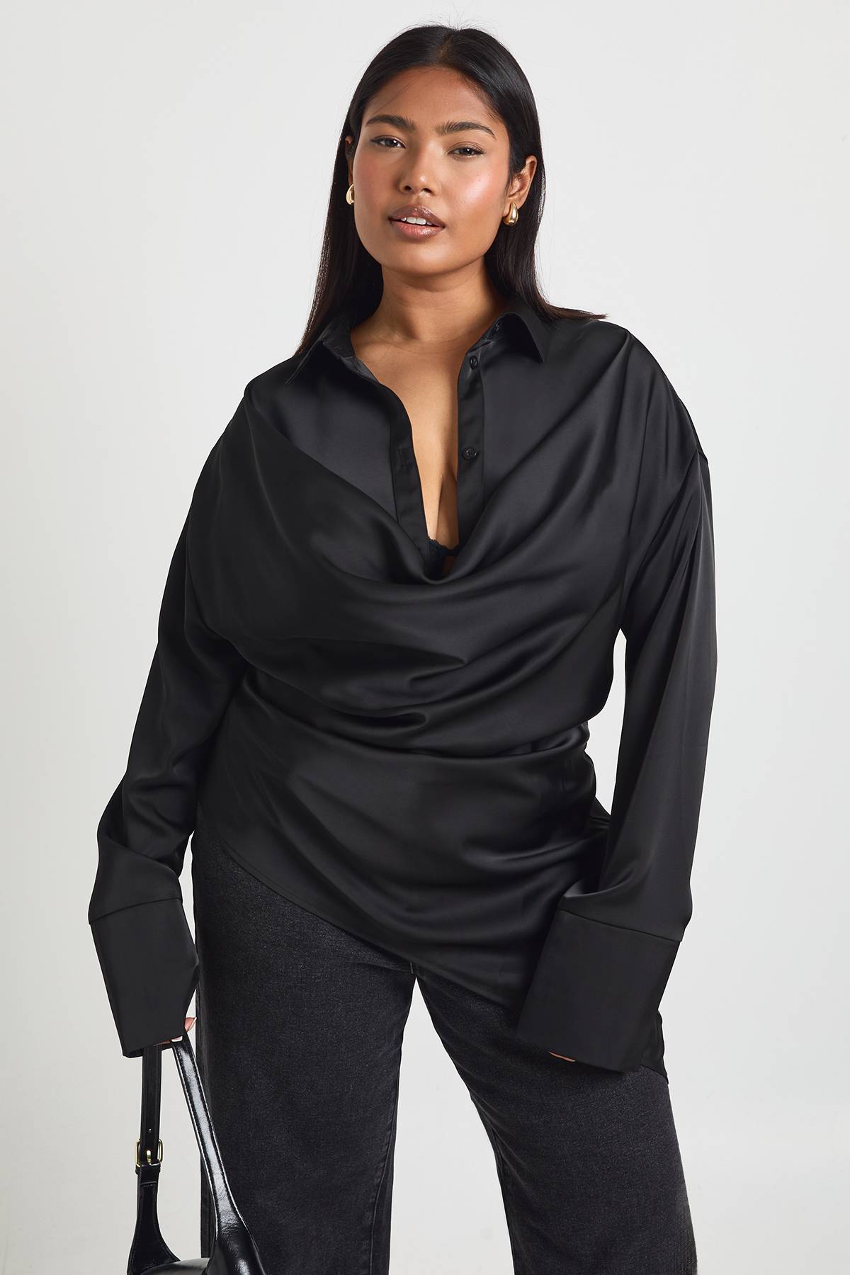boohoo Chemisier Col Bénitier En Satin Grande Taille