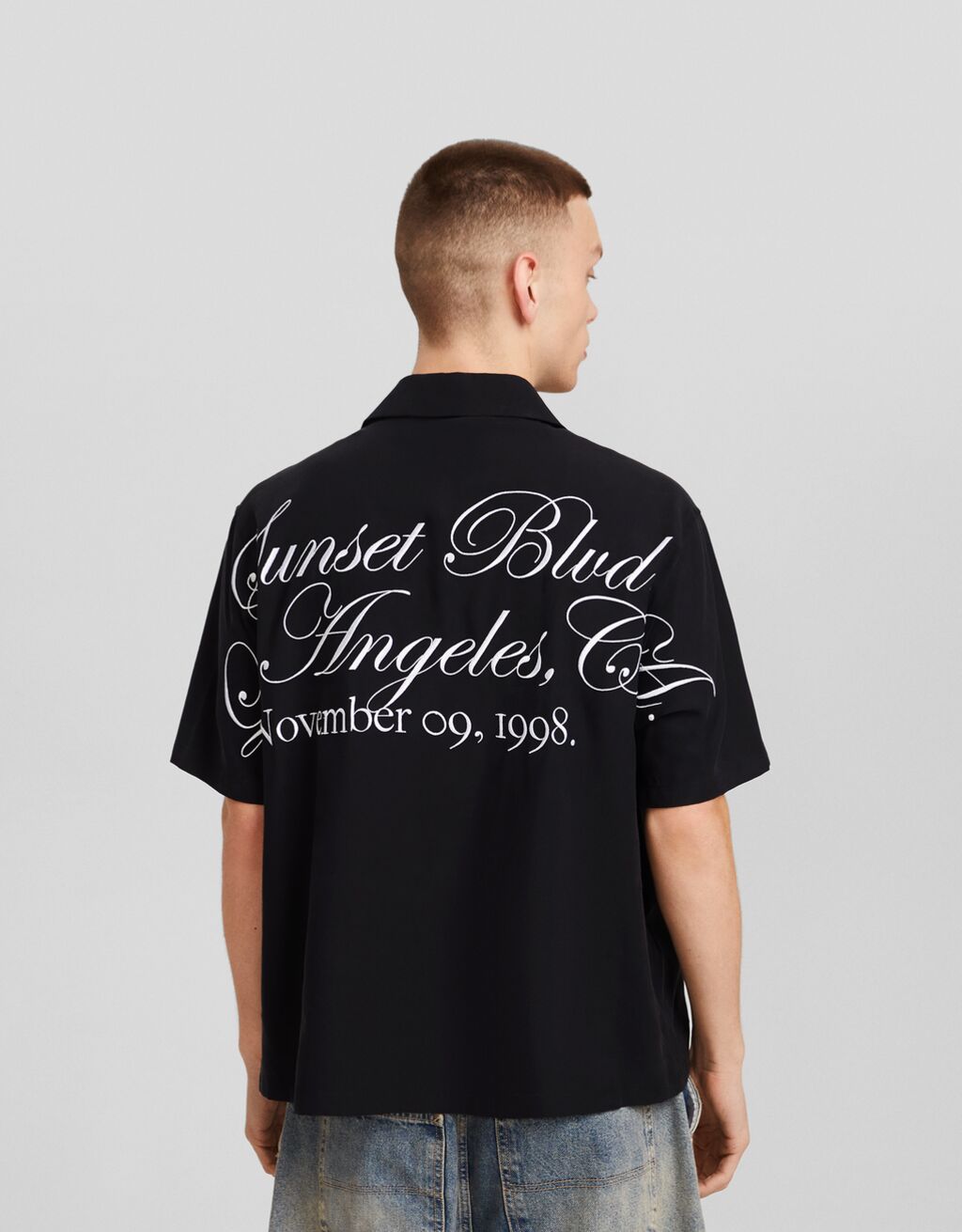 Camiseta bordada de manga curta com modelagem quadrada
