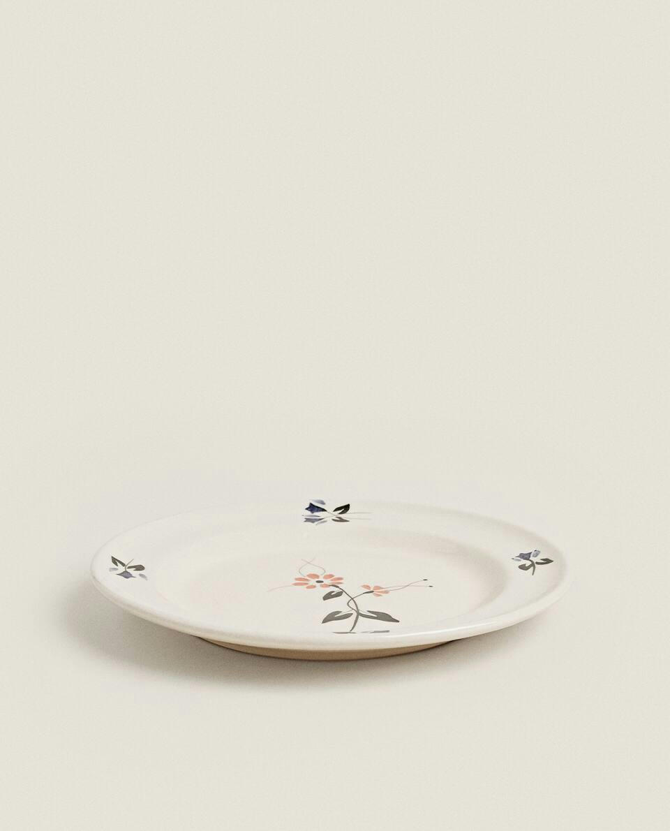 Louça de mesa de barro pintada com motivos florais