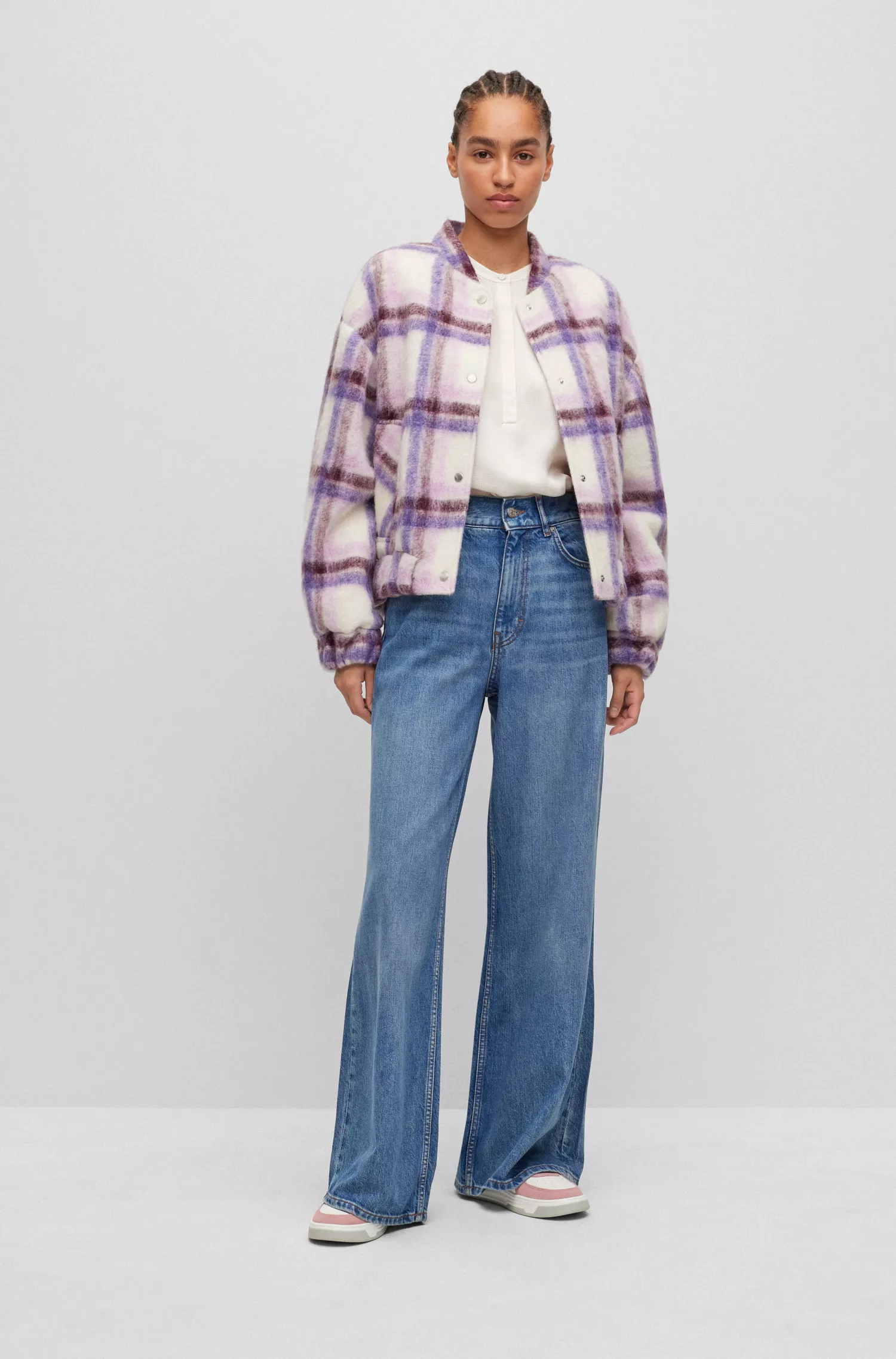 Blusa BOSS laranja, estilo túnica, corte regular, em cetim martelado.