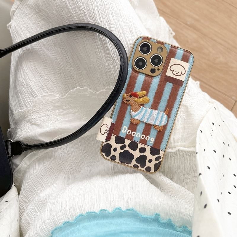 Fonekase - Telefoonhoesje van imitatieleer met hondenapplicatie - iPhone 16 Pro Max / 16 Pro / 16 Plus / 16 / 15 Pro Max / 15 Pro / 15 Plus / 15 / 14 Pro Max / 14 Pro / 14 Plus / 14 / 13 Pro Max / 13 Pro / 13 / 13 Mini