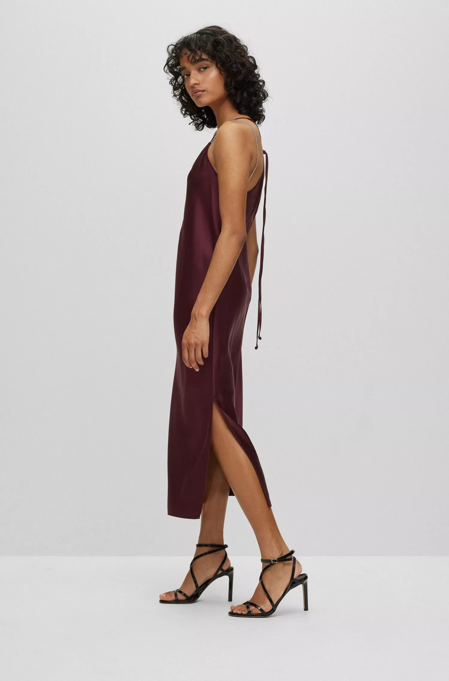 Vestido midi de cetim preto BOSS com detalhe de alça de corrente.