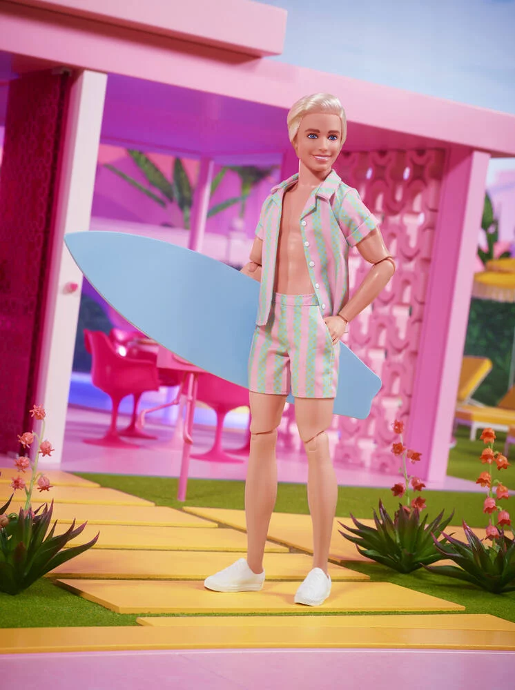 BARBIE - POUPEE KEN AVEC ENSEMBLE DE PLAGE RAYE - LE FILM