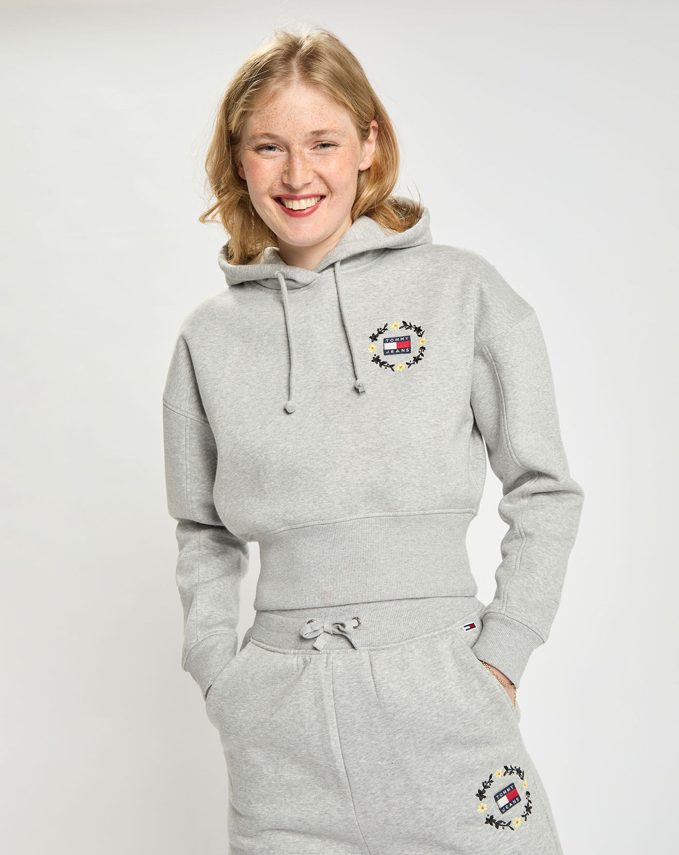 Tommy Jeans Sweat en Coton Bio mélangé  Crop Floral Badge gris chiné