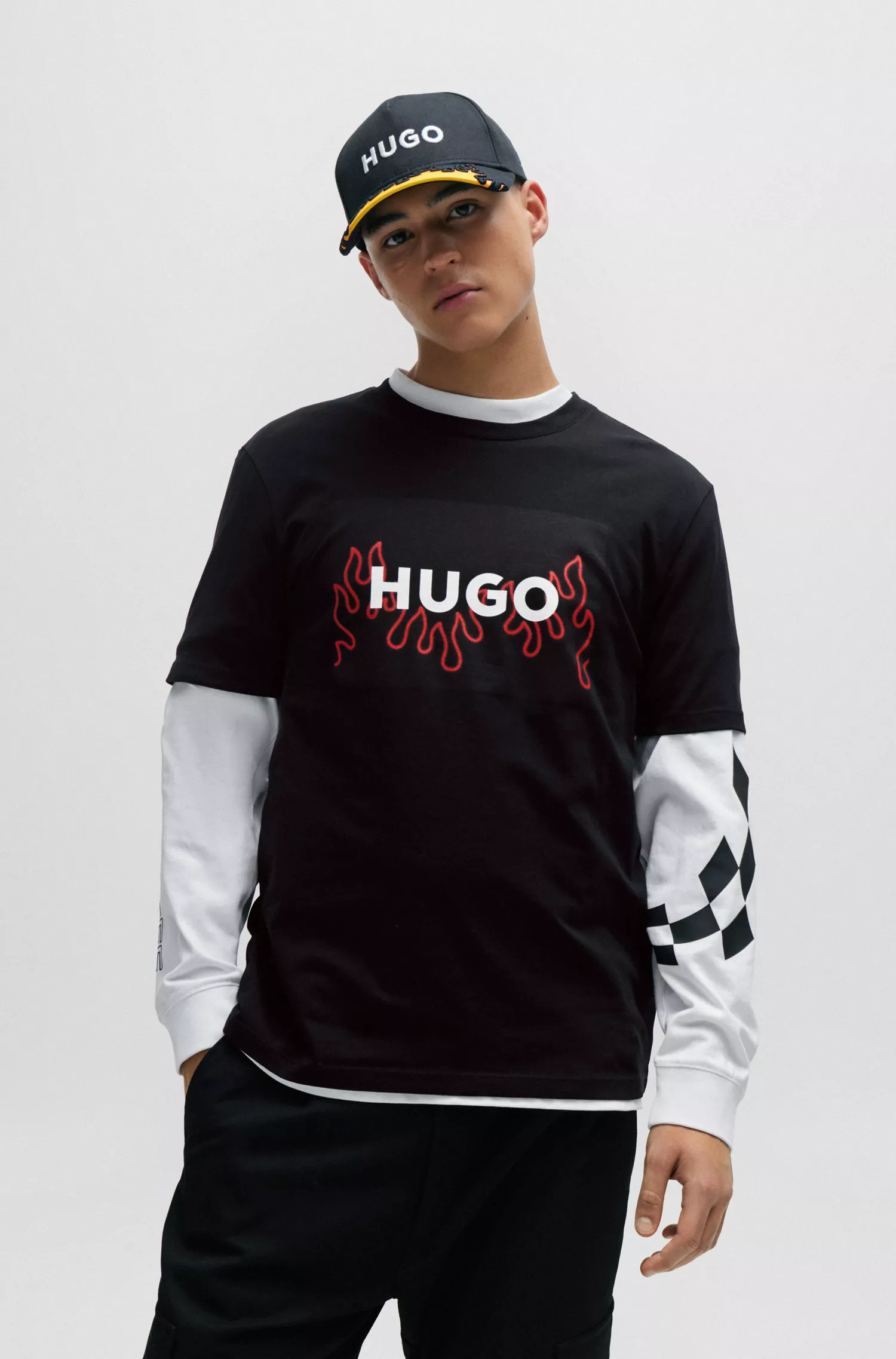 Camiseta HUGO vermelha de algodão com modelagem regular e logo de chama.