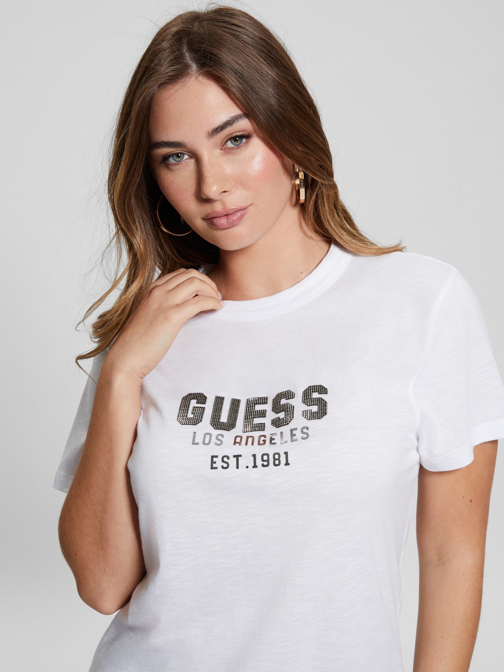 Camiseta de gola redonda com tachas em formato de pirâmide