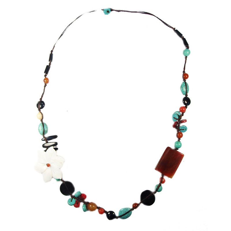Collier en fil de soie et pierres naturelles, avec fleur blanche