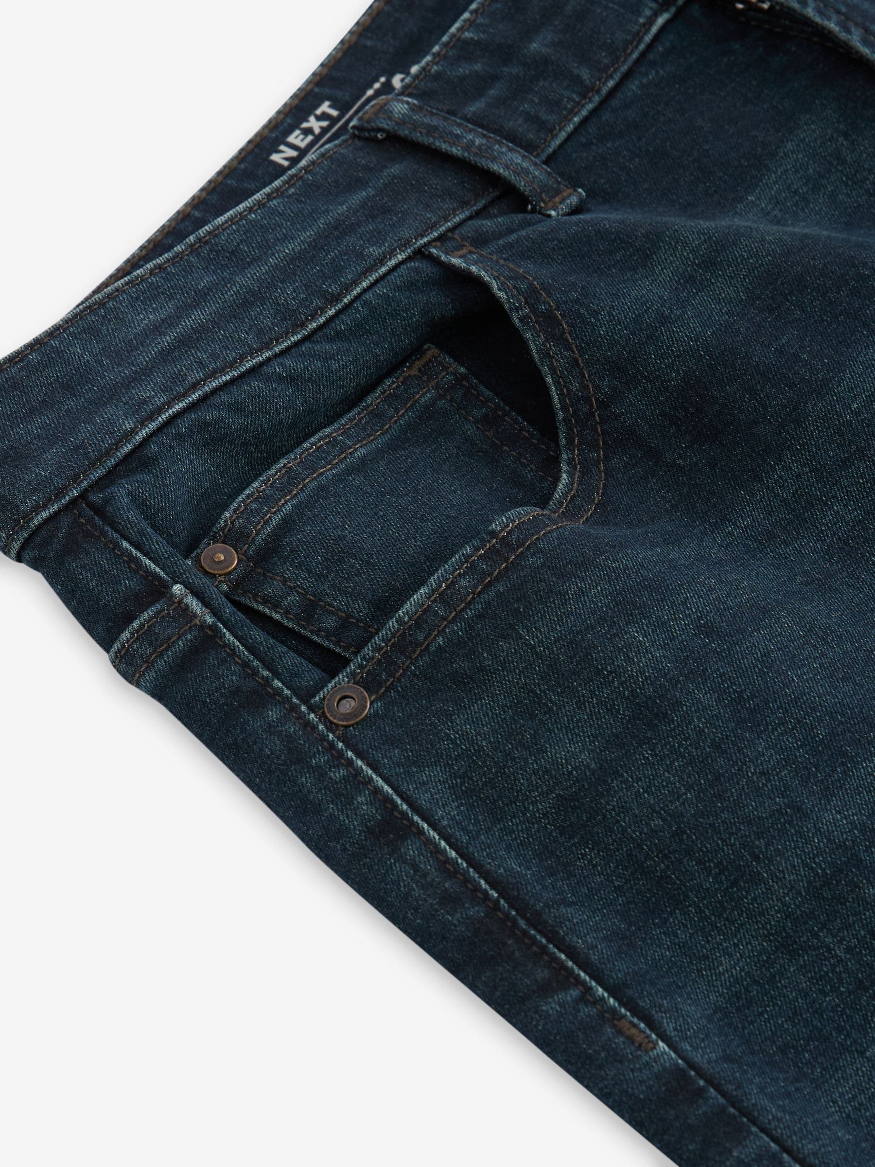 Donkerblauwe wassing - Rechte, klassieke jeans met stretch