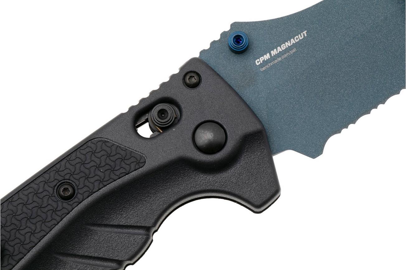 Benchmade Adira 18060SBT-01 Blue Titanium Cerakote CPM MagnaCut, Tempest Gray Grivory, Serrated zakmes
