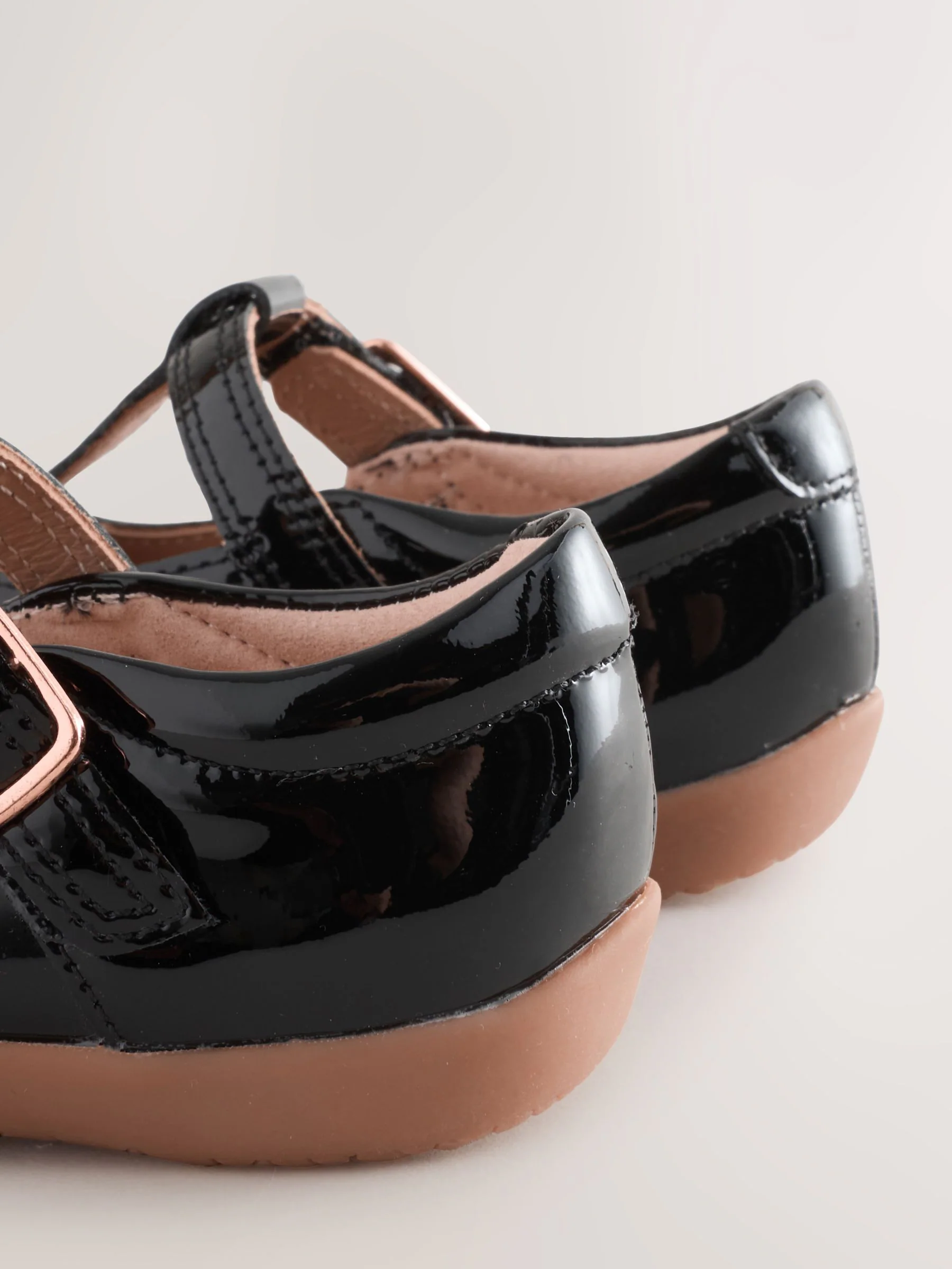 Zwart patentleer - First Walker schoenen met klittenband en T-bandje