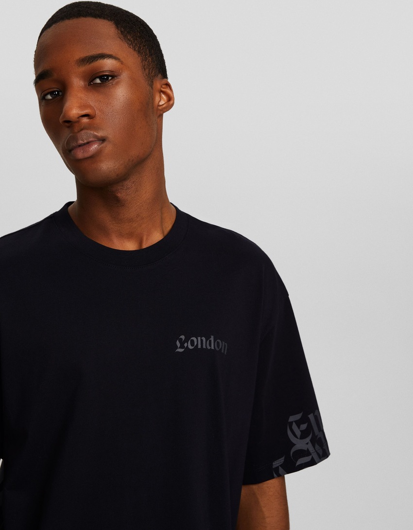 Camiseta de manga curta com estampa e modelagem quadrada
