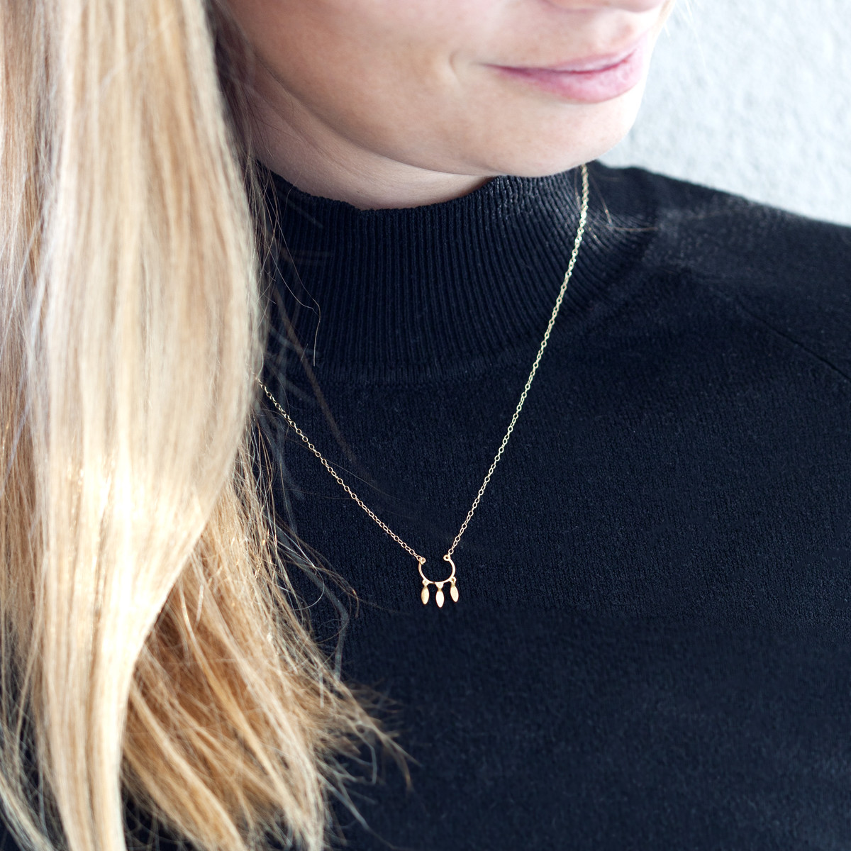 Collier or jaune 750 45 cm motif demi-cercle avec pampilles feuilles