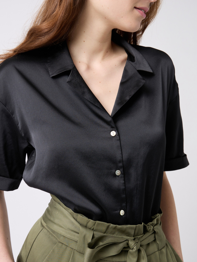 Chemise satinée manches courtes
