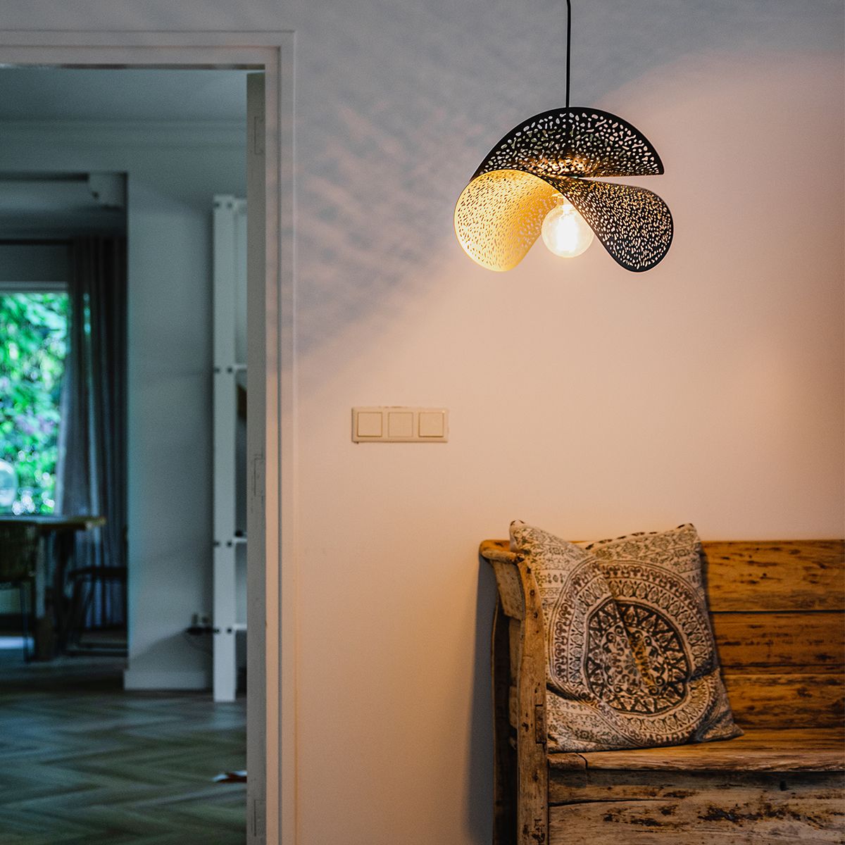 Oosterse hanglamp zwart met goud 28 cm - Japke