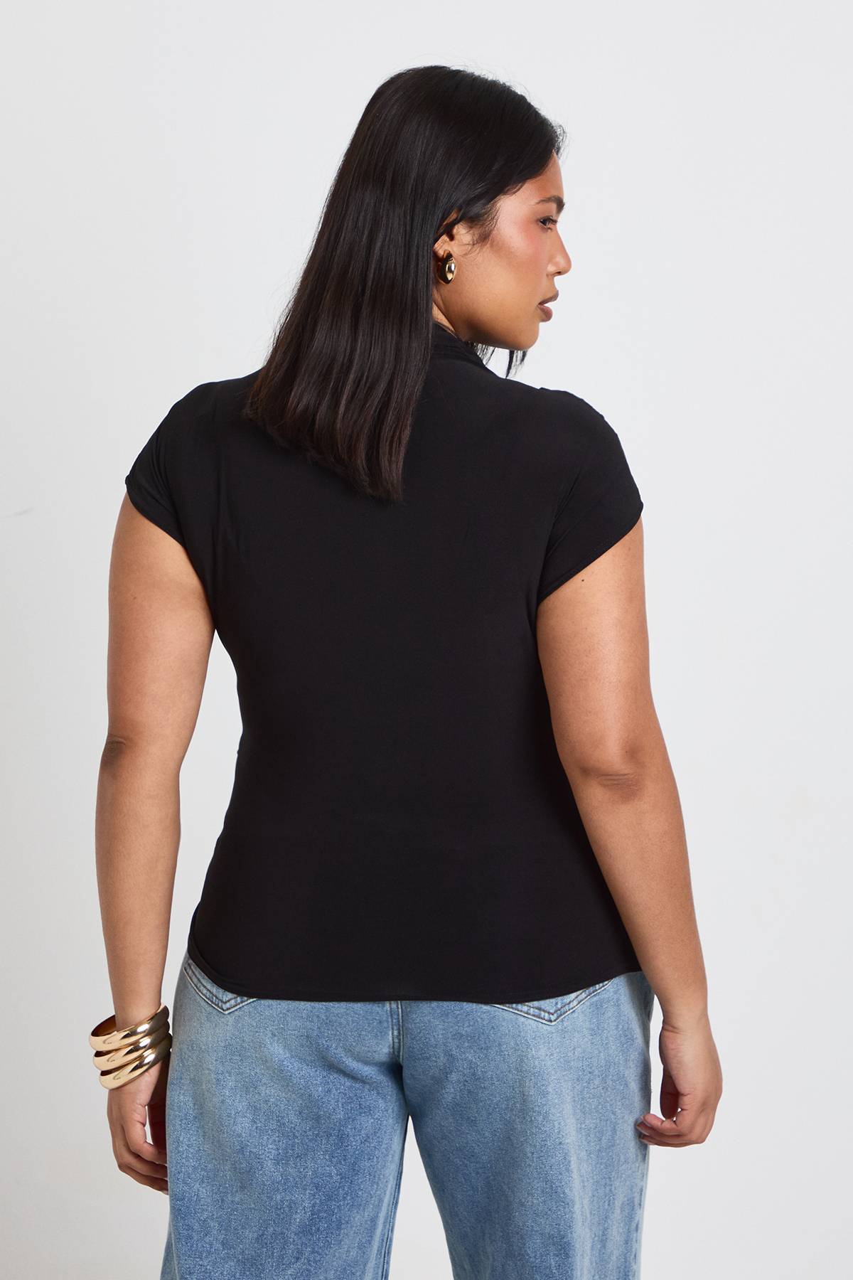 boohoo Haut Grande Taille À Manches Courtes Avec Détail Cache-cœur En Tissu Fluide
