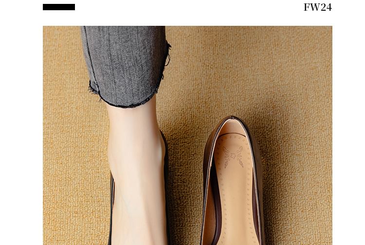 Cinnabelle - Pumps van imitatieleer met stevige hak en vierkante neus, effen bloemenaccent