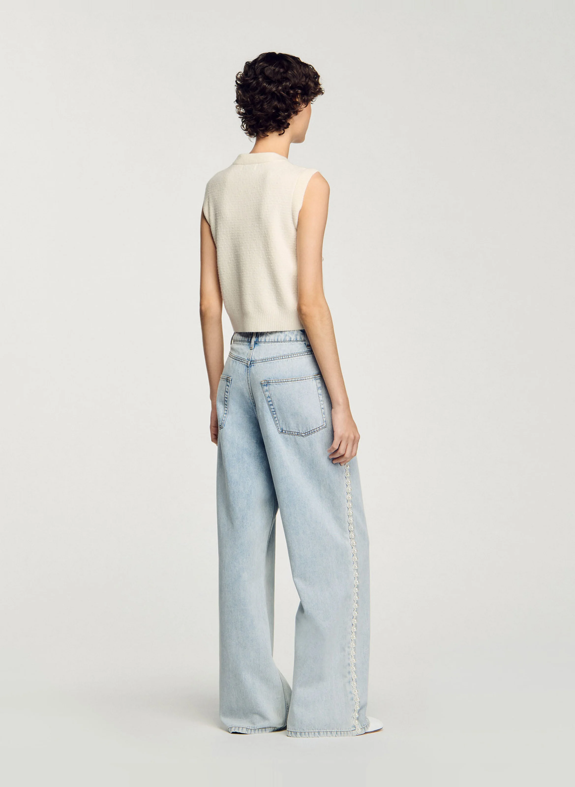 Cardigan court sans manches à boutons fantaisies | Blanc