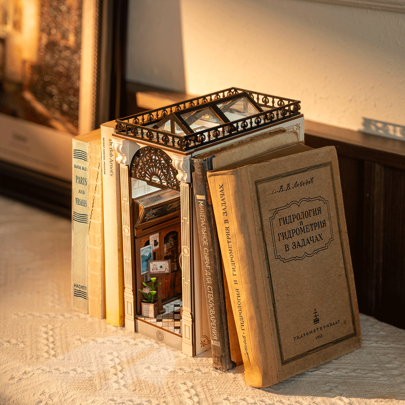 (148-tlg. Set) Rolife Book Nook Modell Bausatz DIY Miniatur Haus mit Licht Home Deko Buchstütze für Erwachsene (TGB10) - Arcade Dating