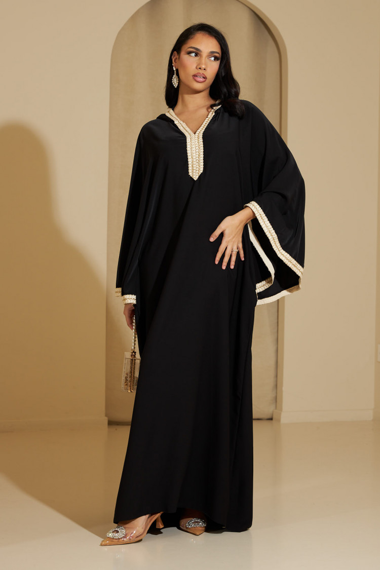 Abaya noire à capuche avec détails dorés