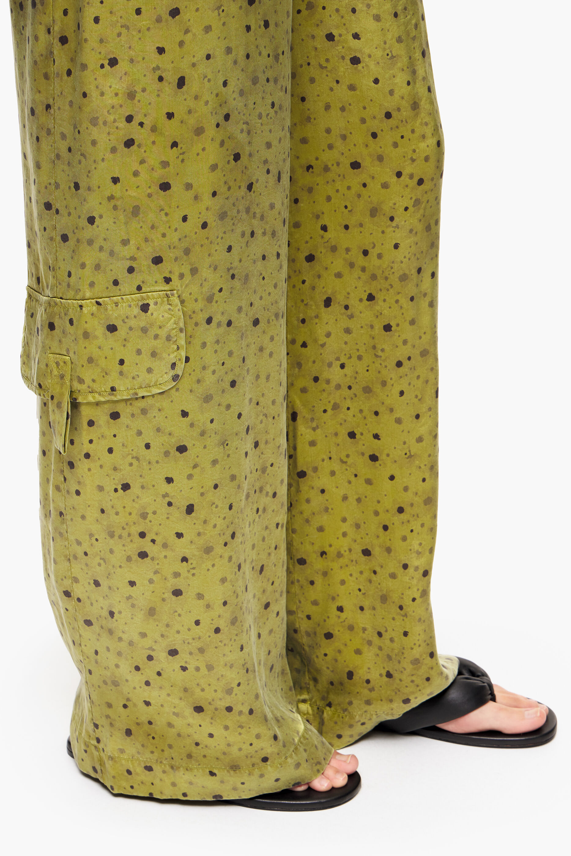 Calça cáqui comprida com estampa floral em cupro